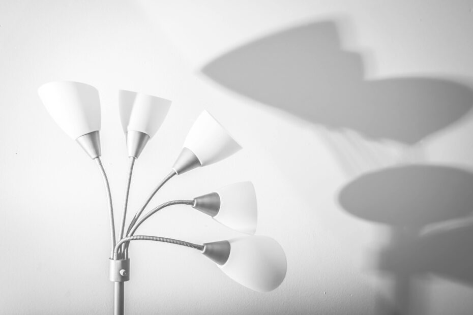 Lampa podłogowa biała – kluczowy element nowoczesnych wnętrz